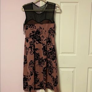 Vestido con toques floreado